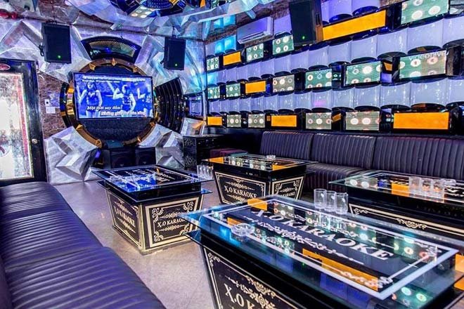ben-trong-quan-karaoke-xo4