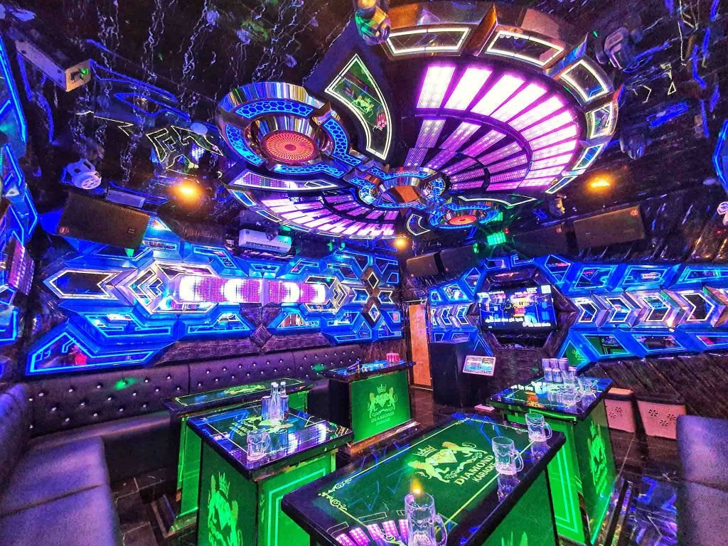 KARAOKE DIAMOND LÁI THIÊU BÌNH DƯƠNG 3 trang-tri-phong-karaoke-diamoond