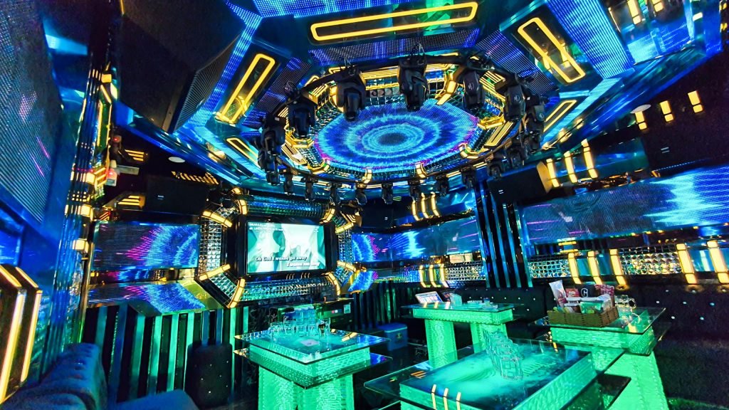 TỔNG HỢP XU HƯỚNG THIẾT KẾ PHÒNG KARAOKE GIA ĐÌNH HOT TREND 5 phong-friday