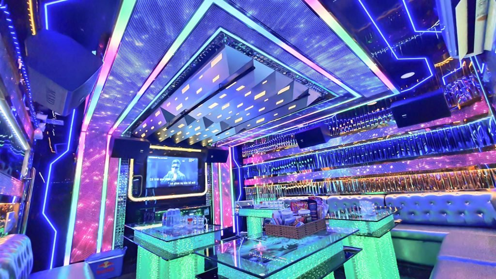 NHỮNG MẪU PHÒNG KARAOKE ĐẸP VÀ SANG NHẤT HIỆN NAY 5 phong-karaoke-friday-01